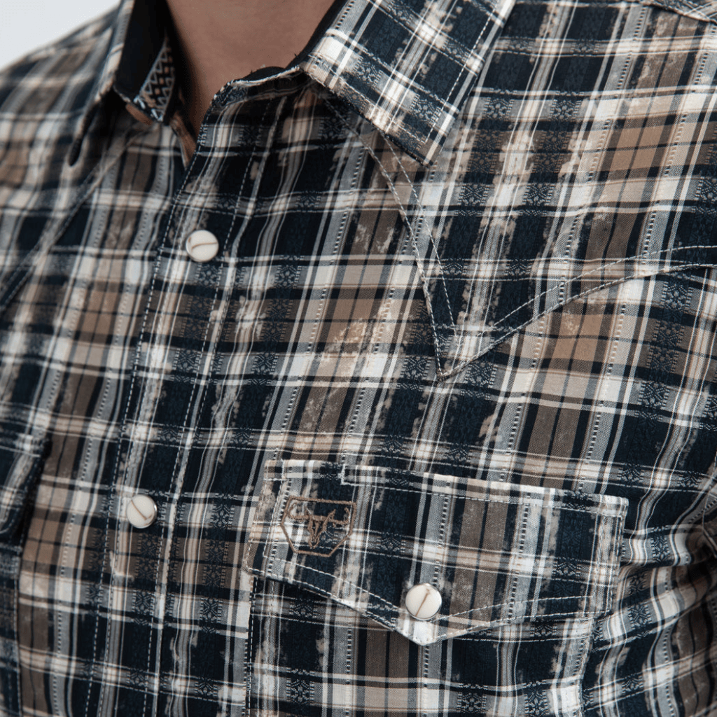 Acercamiento al bolsillo y textura del estampado a cuadros.