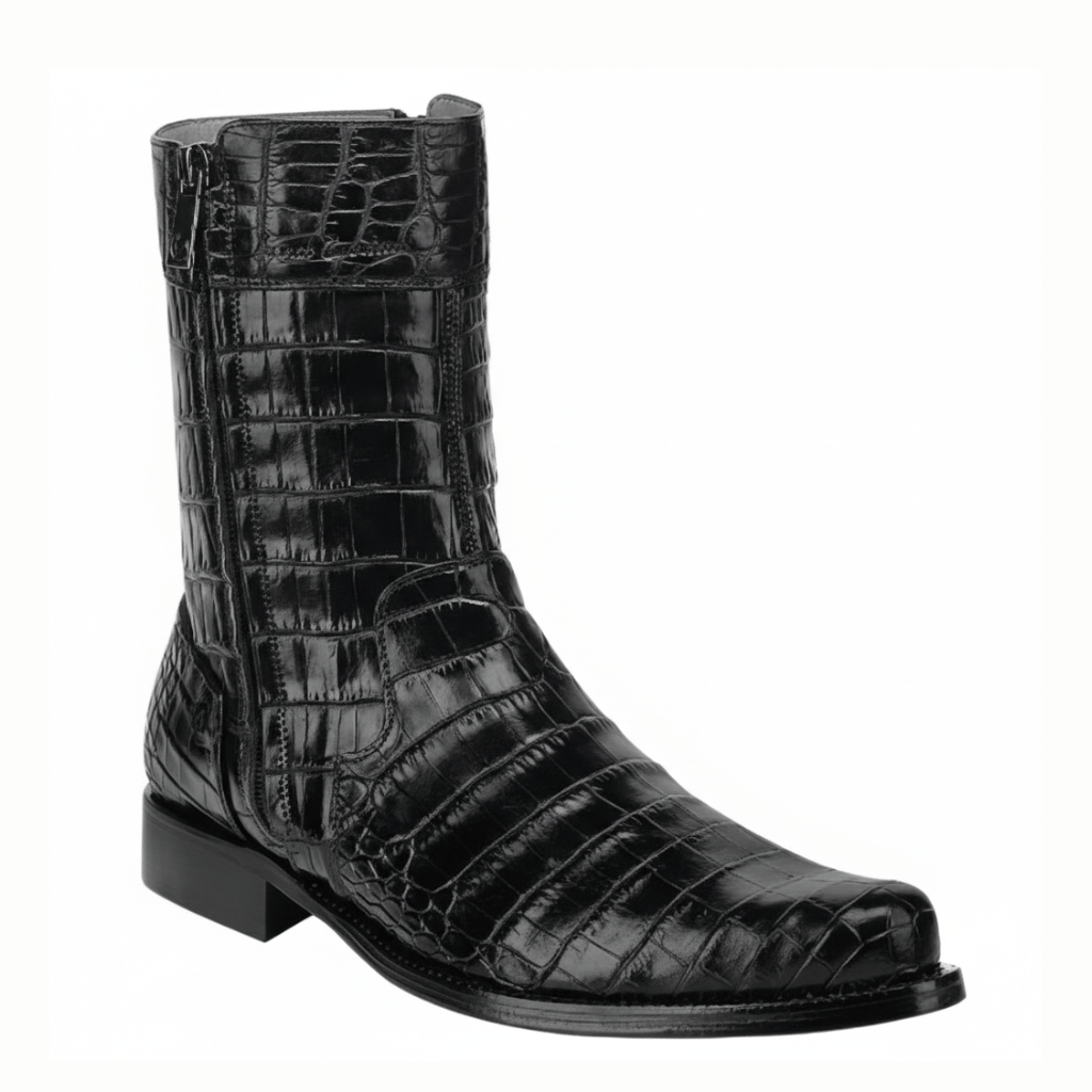 Bota en piel de alligator con textura completa y tacón bajo elegante.