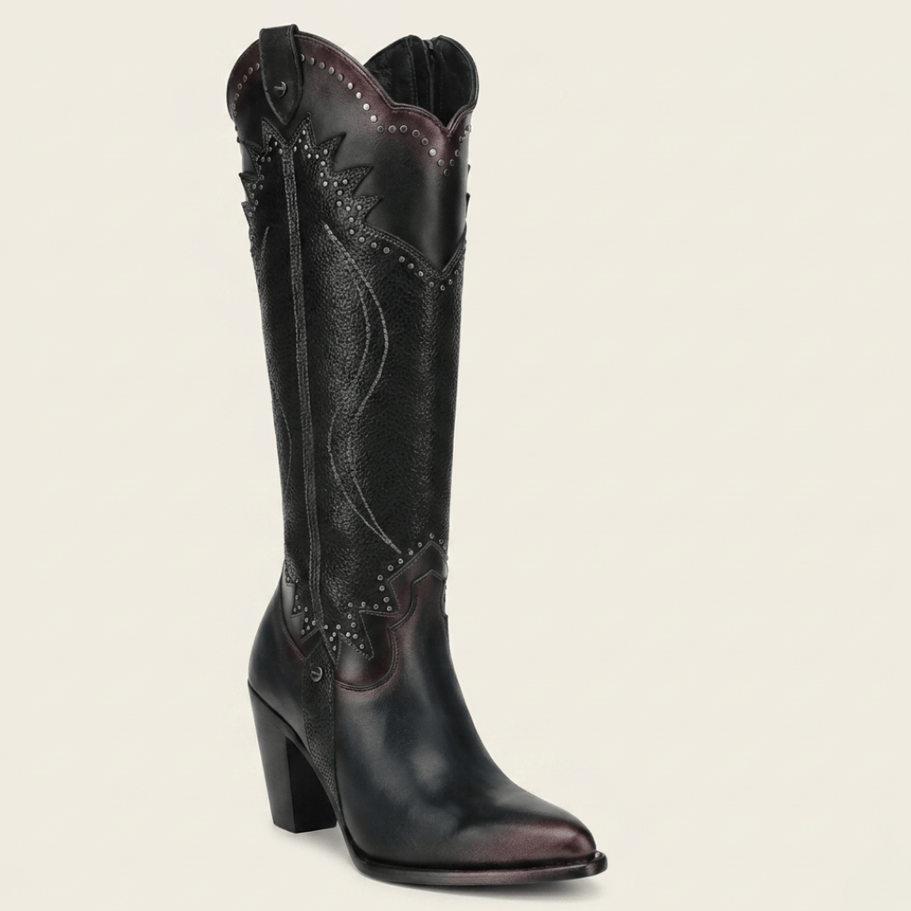 Bota alta negra con bordados, estoperoles y tacón alto estilizado.
