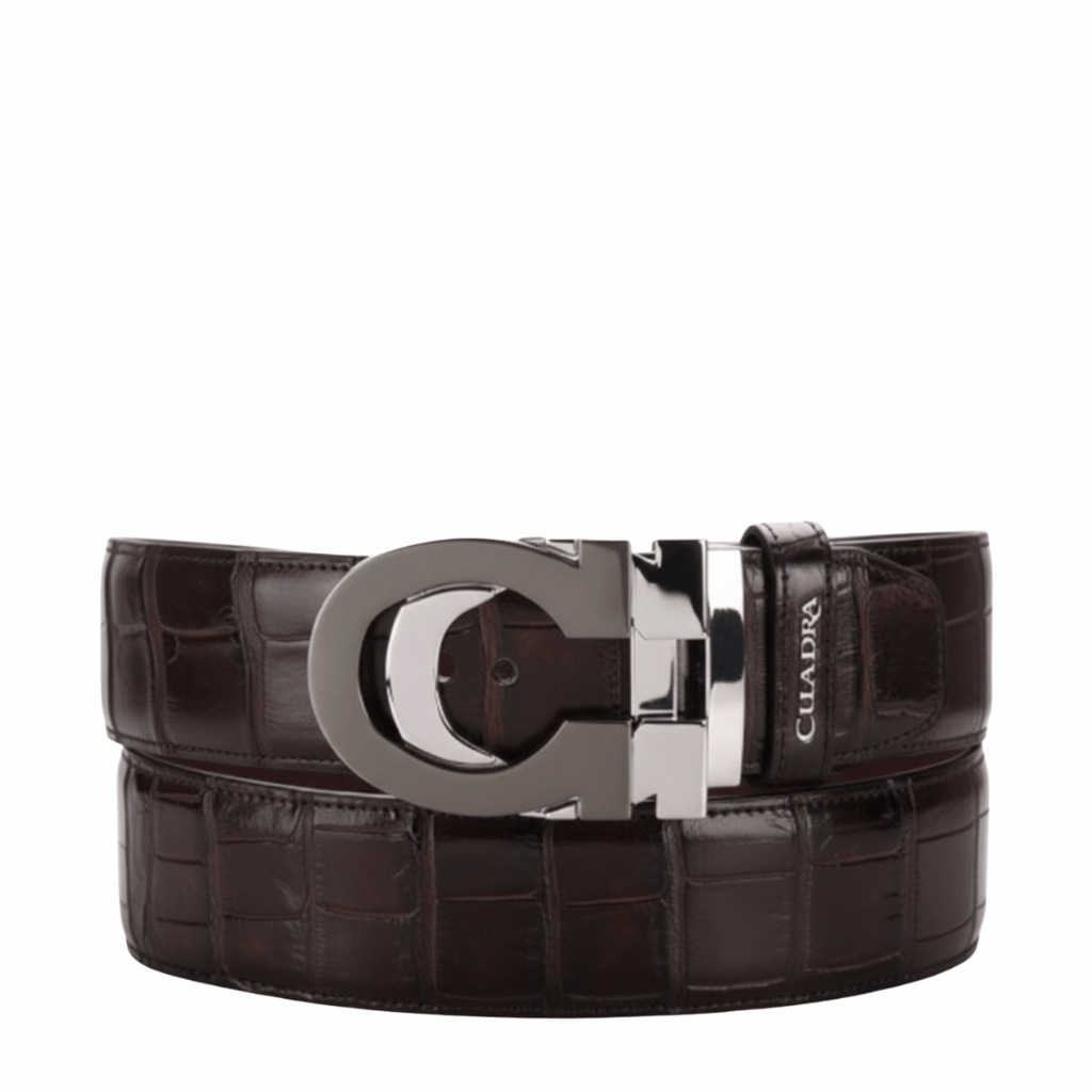 Cinturón de piel de alligator con hebilla metálica y acabado lujoso.
