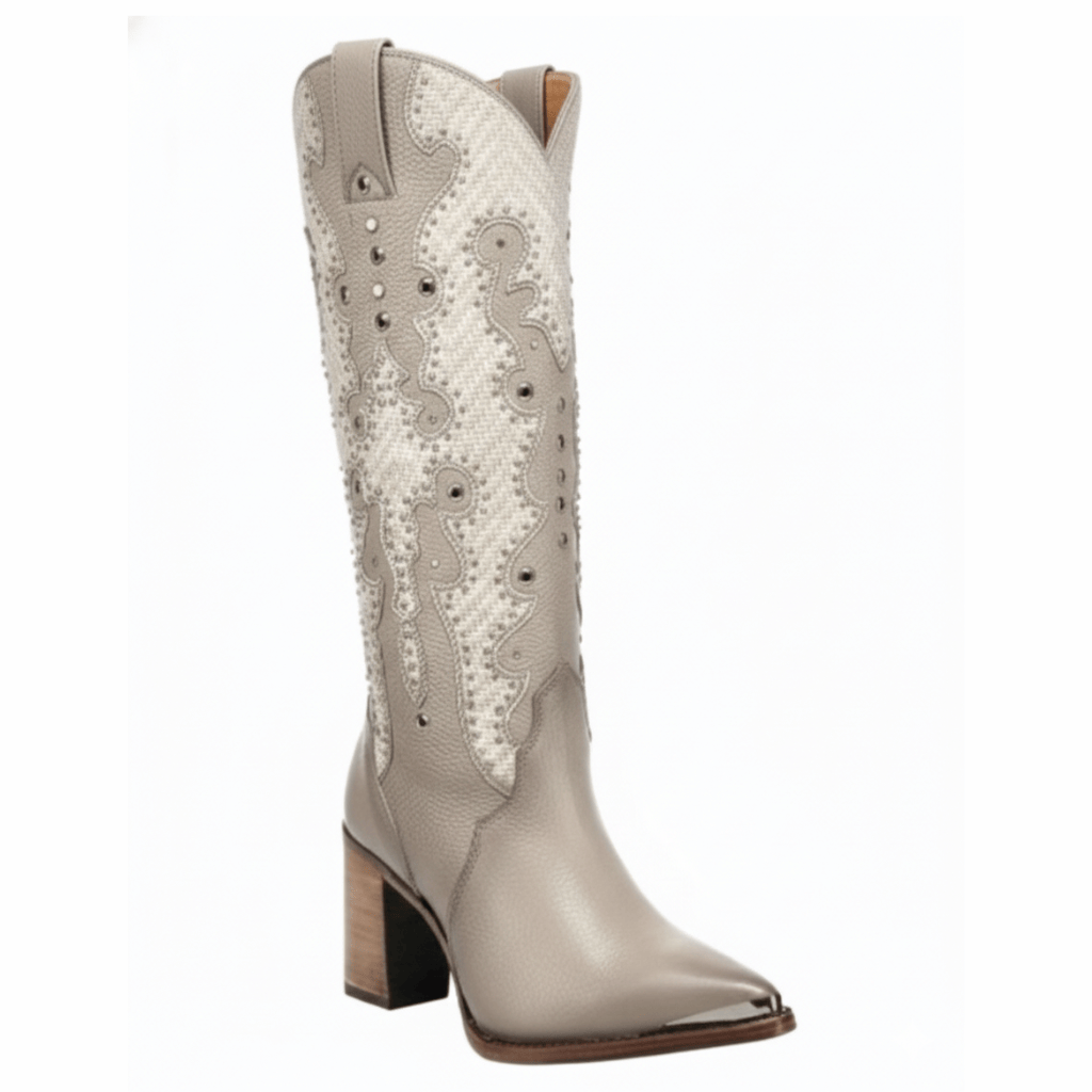 Bota alta beige de piel, con bordados decorativos y tacón medio.