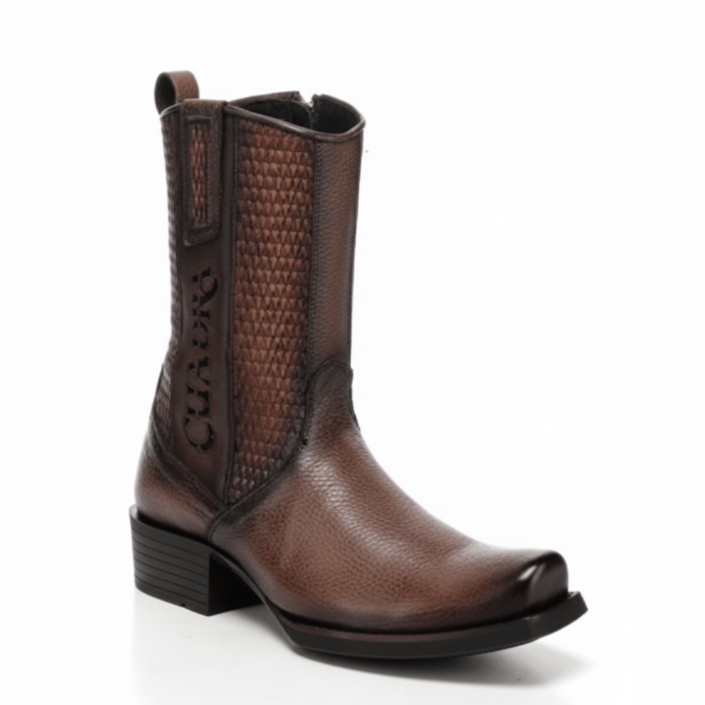 Bota miel de piel de venado, tacón medio y panel lateral texturizado.