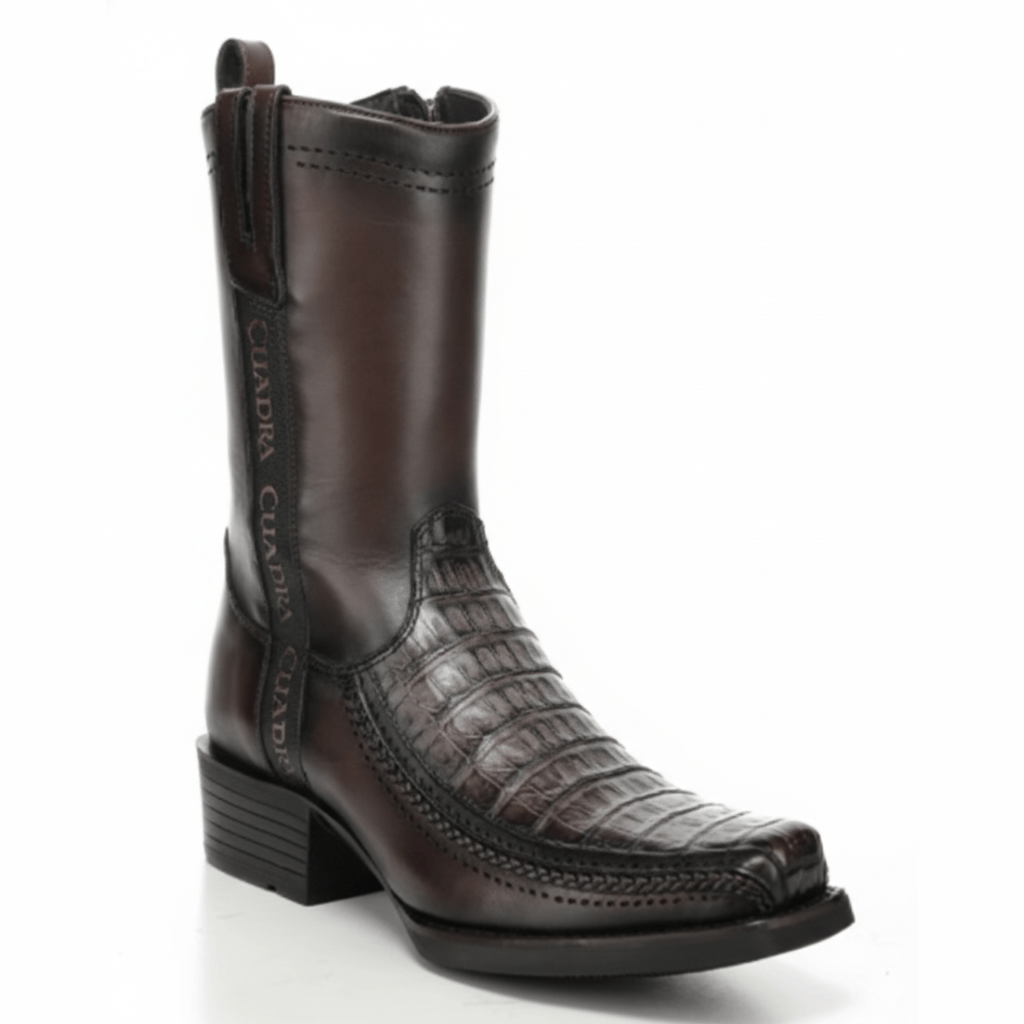 Bota con pala texturizada de caimán y tubo liso y diseño elegante.