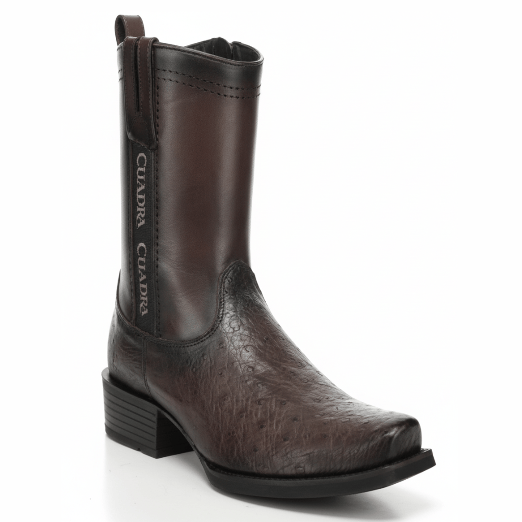 Bota en piel de avestruz con tacón recto y diseño limpio y elegante.