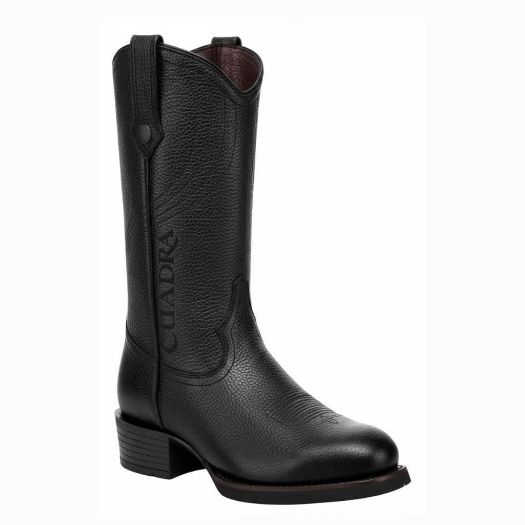 Bota en piel texturizada, diseño clásico y suela robusta.