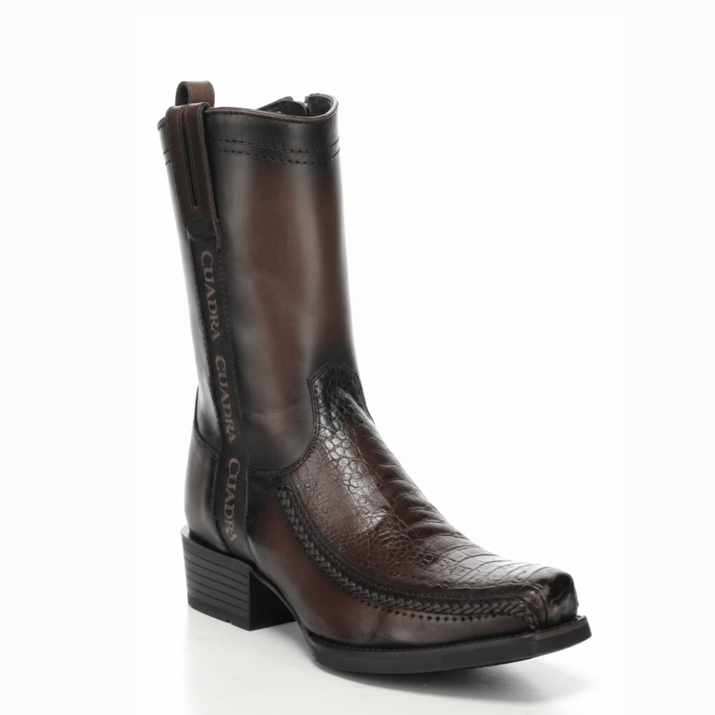 Bota café de piel de avestruz con textura marcada y tacón medio.