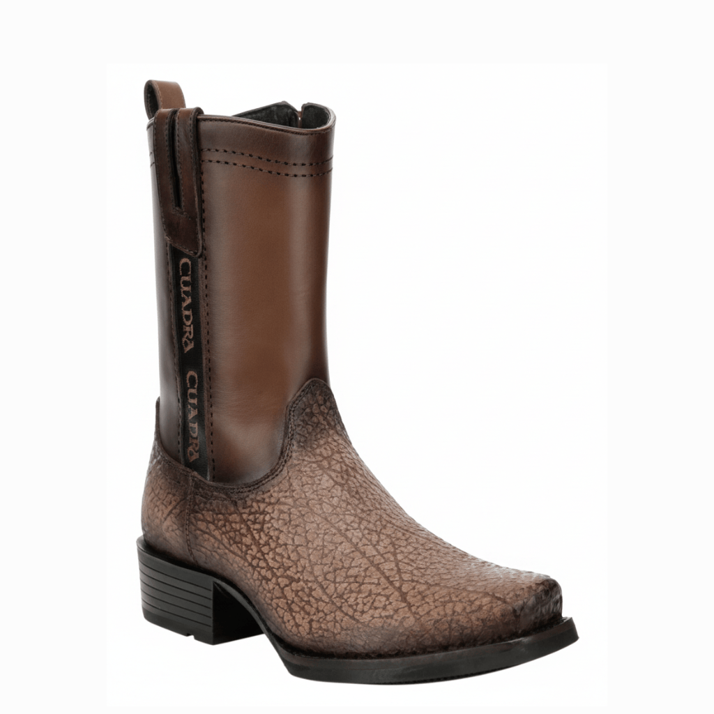 Bota café de bisonte con textura marcada y diseño western robusto.