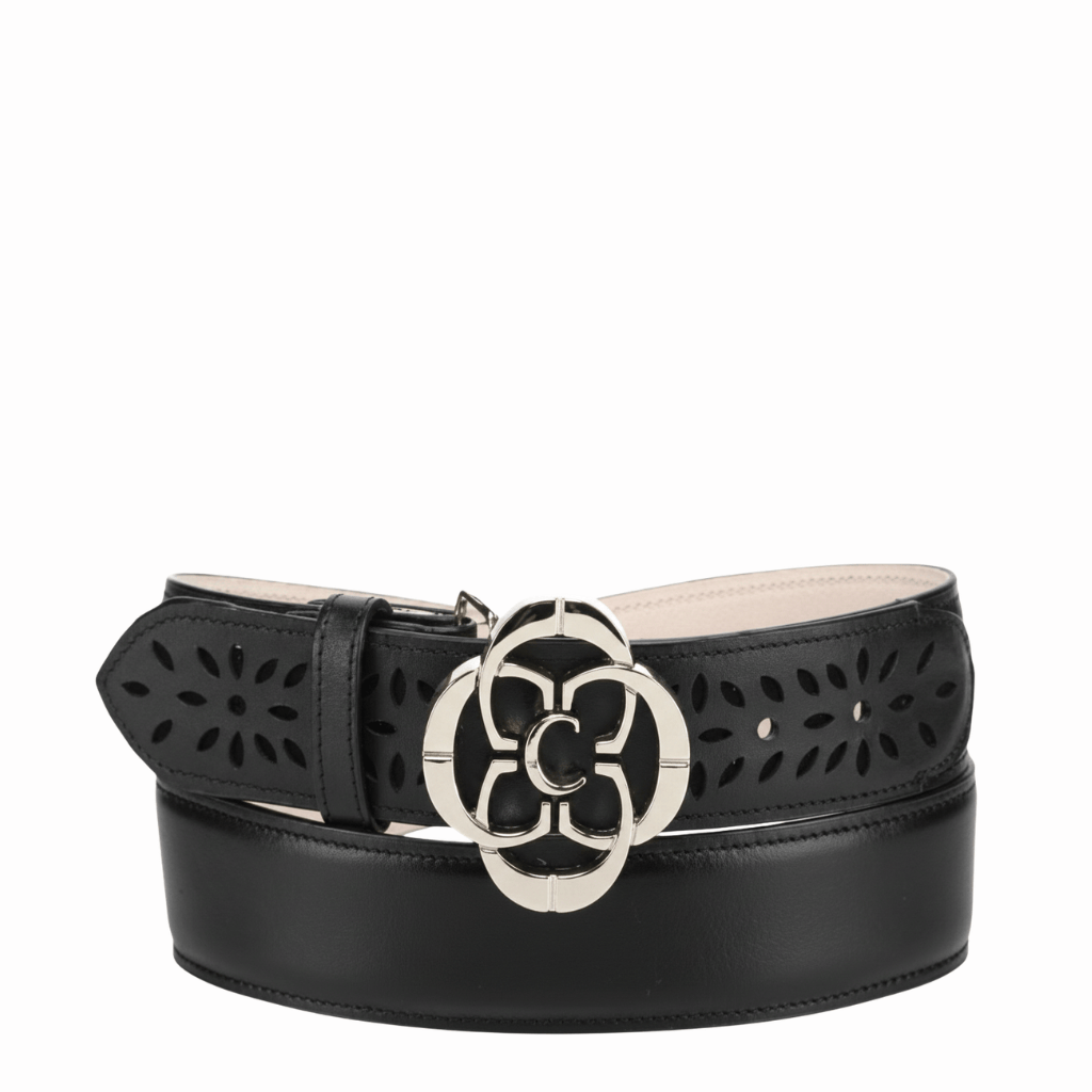 Cinturón con diseño calado y hebilla plateada grande con logo central.