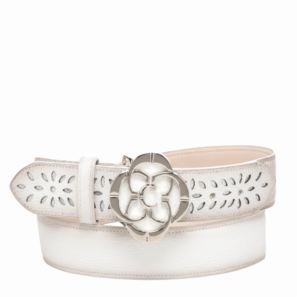 Cinturón con diseño calado y hebilla plateada grande con logo central.