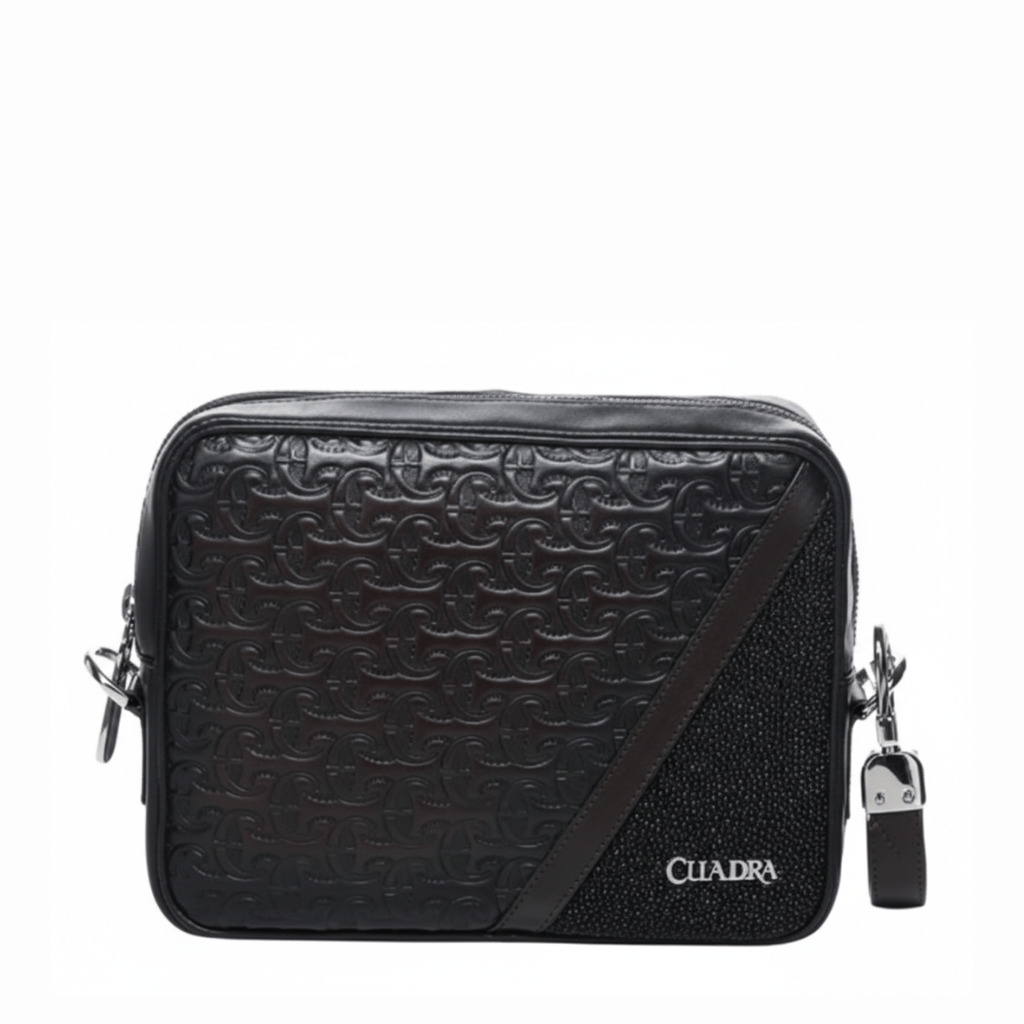 Bolso con textura grabada y panel lateral de mantarraya, logo Cuadra.