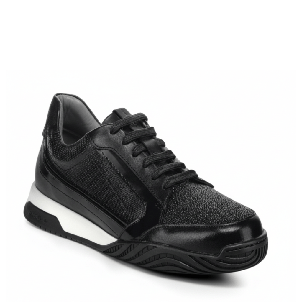 Tenis negro con paneles texturizados y suela deportiva bicolor.