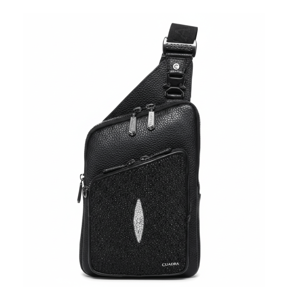 Bolso crossbody negro con panel frontal en piel de mantarraya.