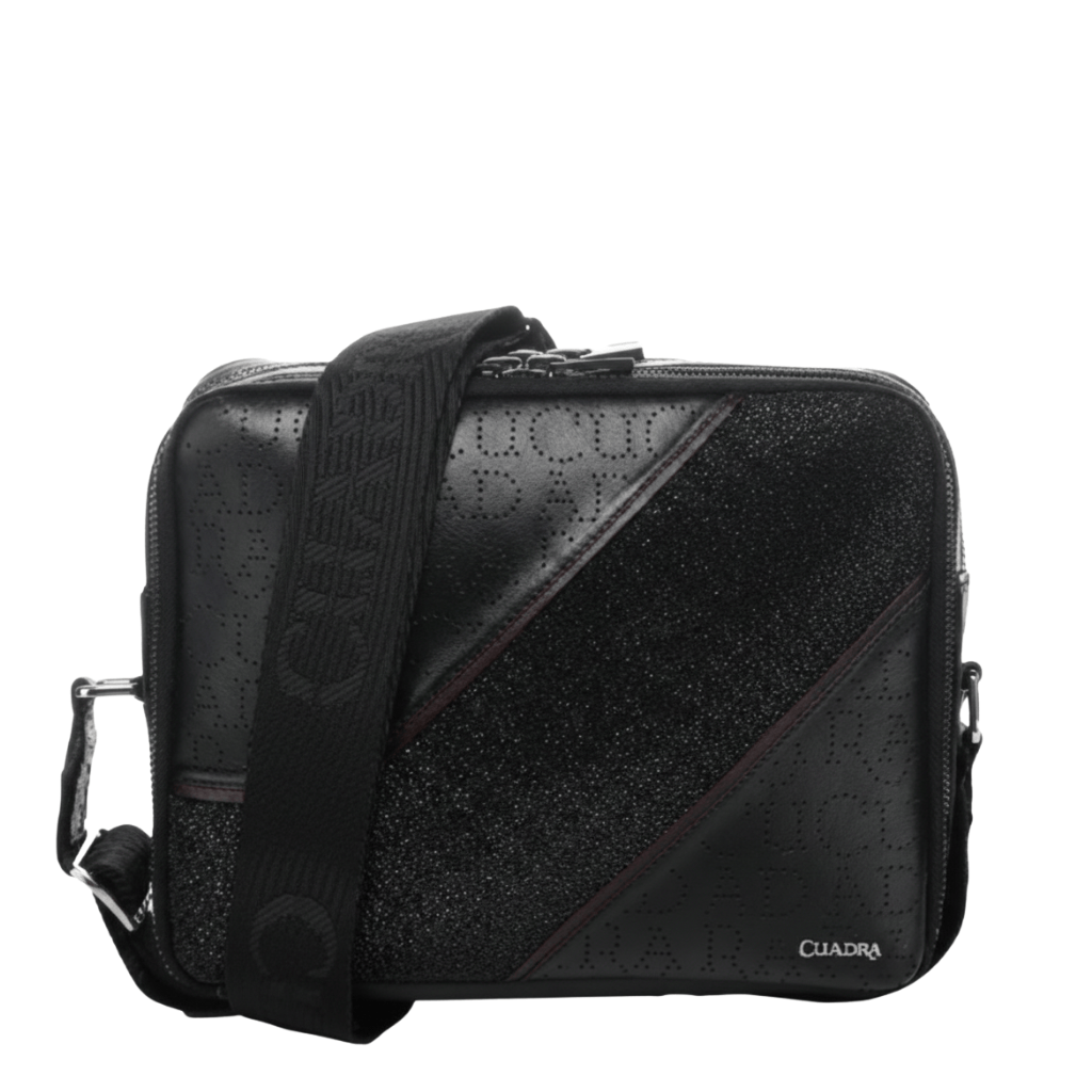 Bolso bandolera con panel central en mantarraya y detalles diagonales.