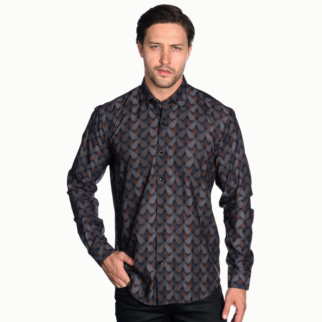 Hombre vistiendo camisa con diseño geométrico en tonos oscuros.