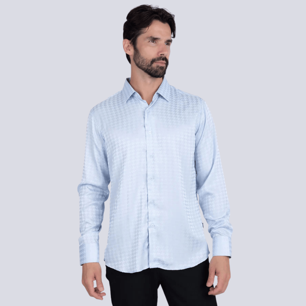 Camisa azul clara de manga larga con patrón geométrico sutil, vista frontal.
