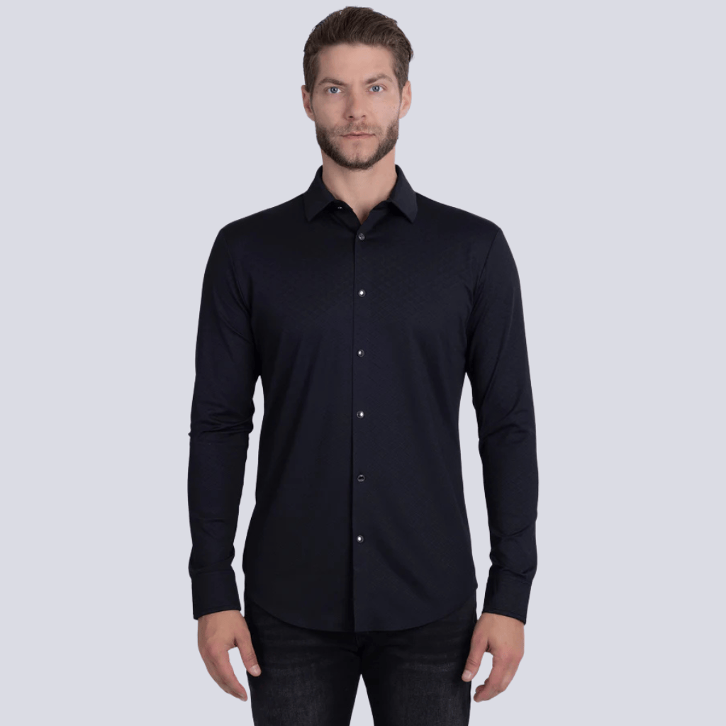 Camisa negra de manga larga con patrón de rombos grabado.