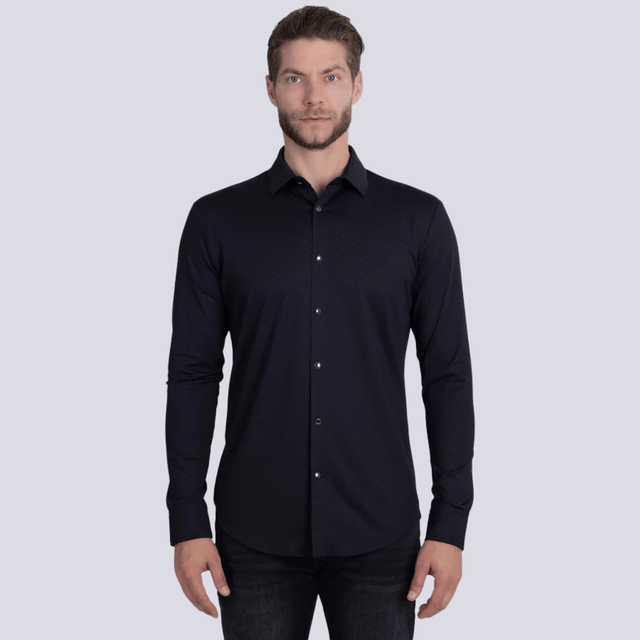 Camisa negra de manga larga con patrón de rombos grabado.