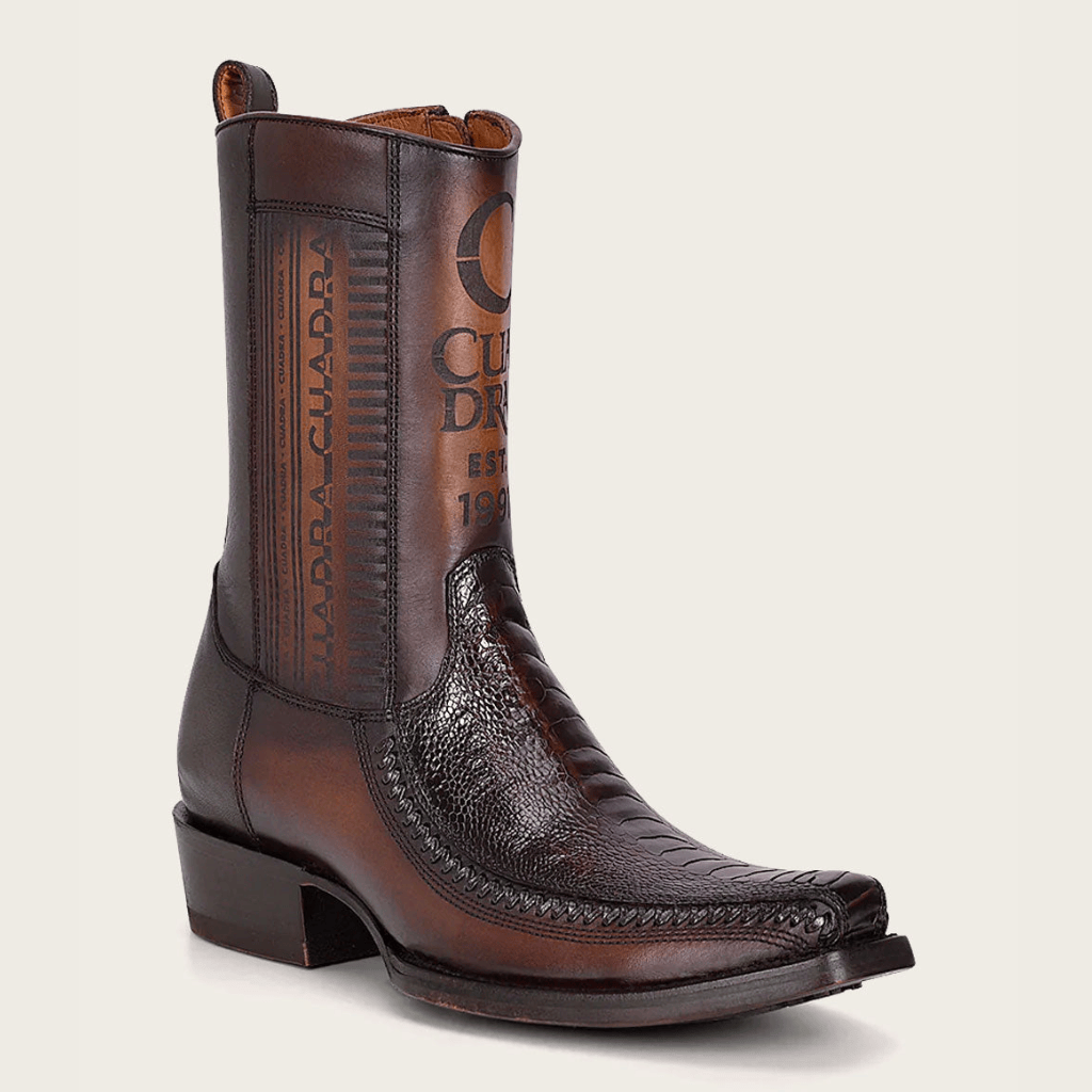 Bota vaquera café con textura en la punta y tubo con grabado.