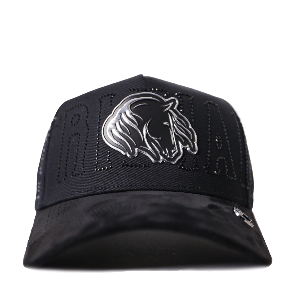 Gorra negra vista frontal con parche metálico de caballo.