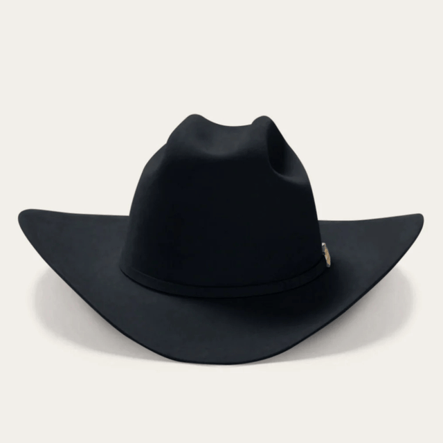 Sombrero vaquero visto de frente, con copa marcada y ala ancha.