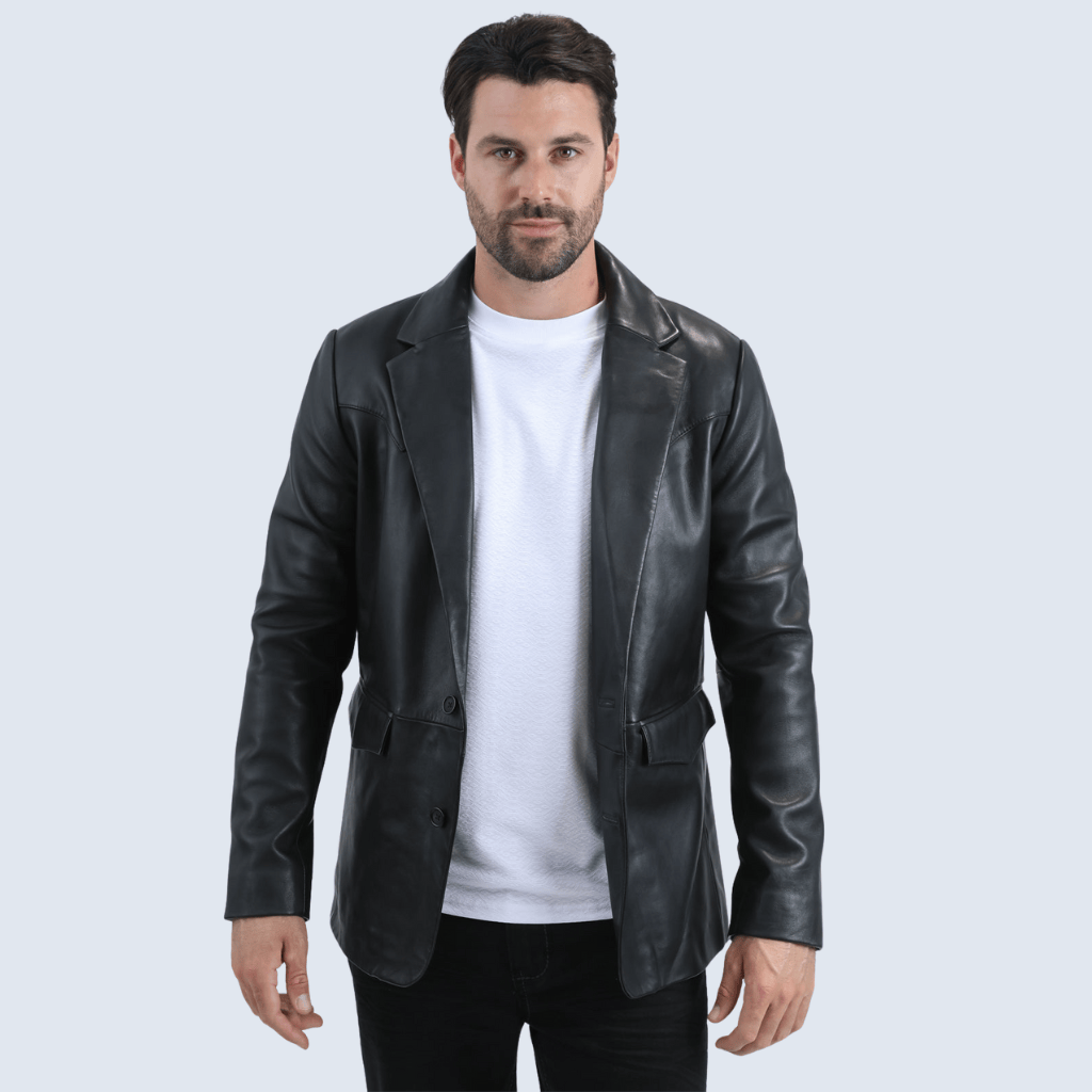 Blazer negro de frente, mostrando su diseño largo y elegante.