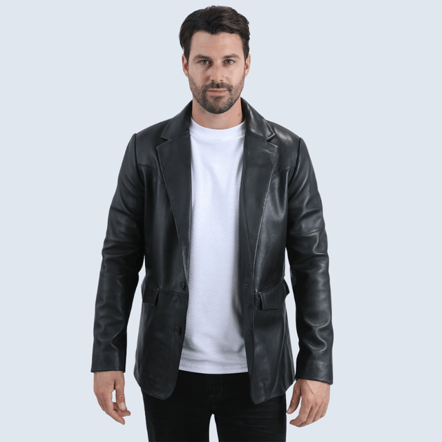 Blazer negro de frente, mostrando su diseño largo y elegante.