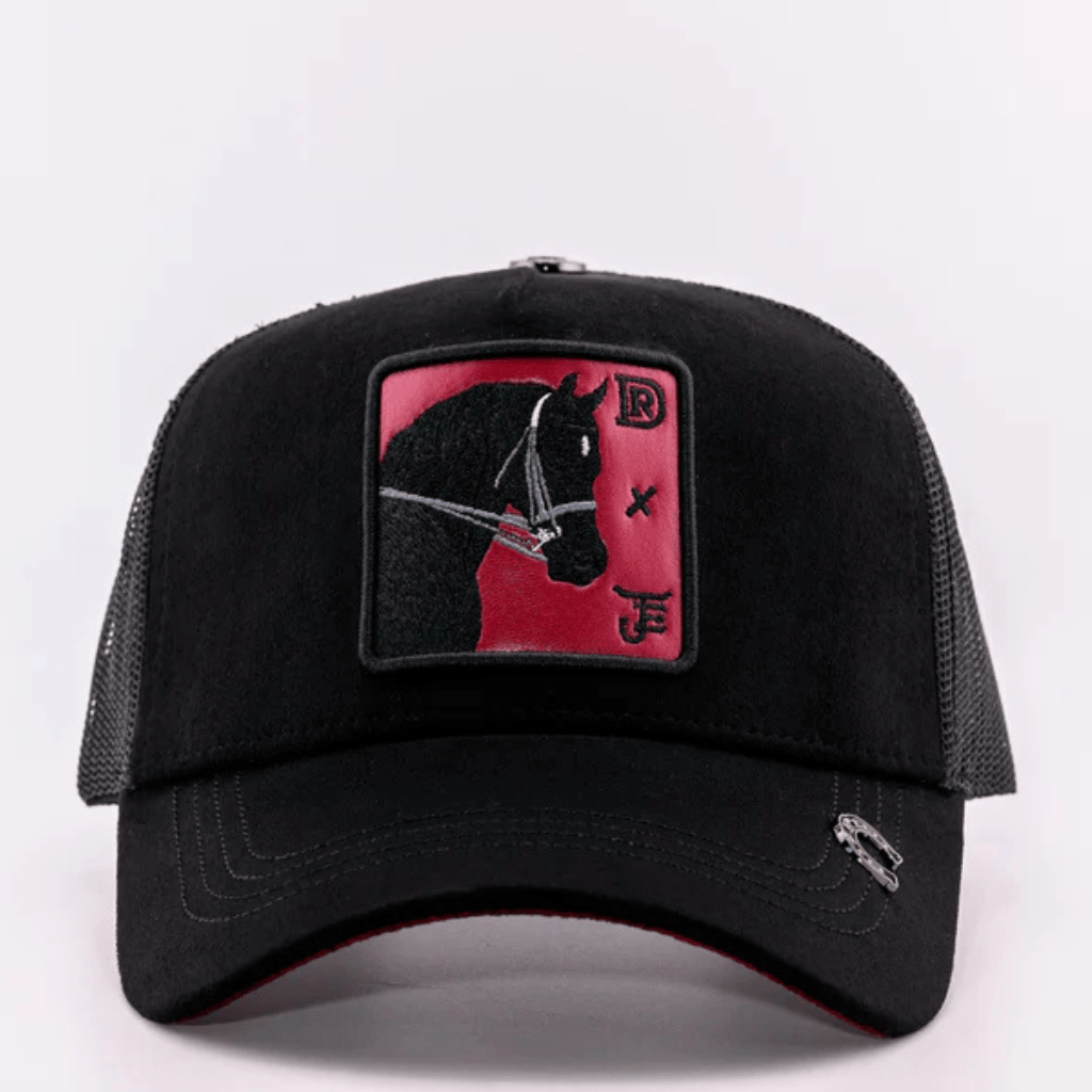 Gorra negra con parche frontal rojo de un caballo bordado.