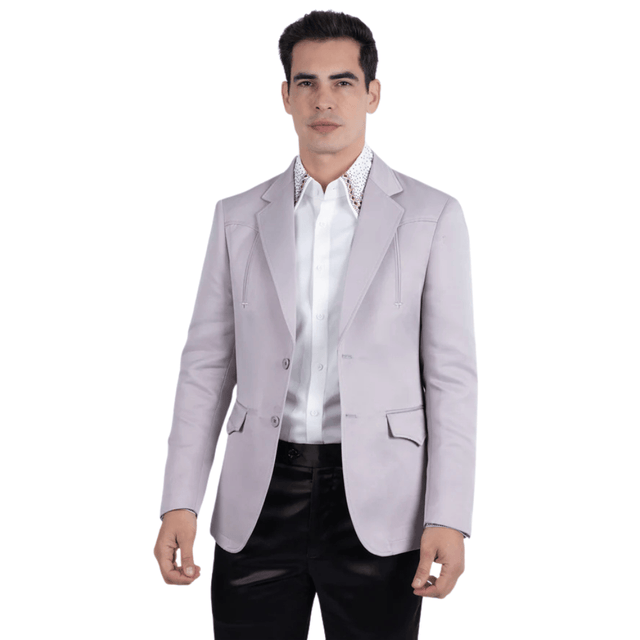 Hombre modelando blazer con camisa blanca y pantalón, vista frontal.