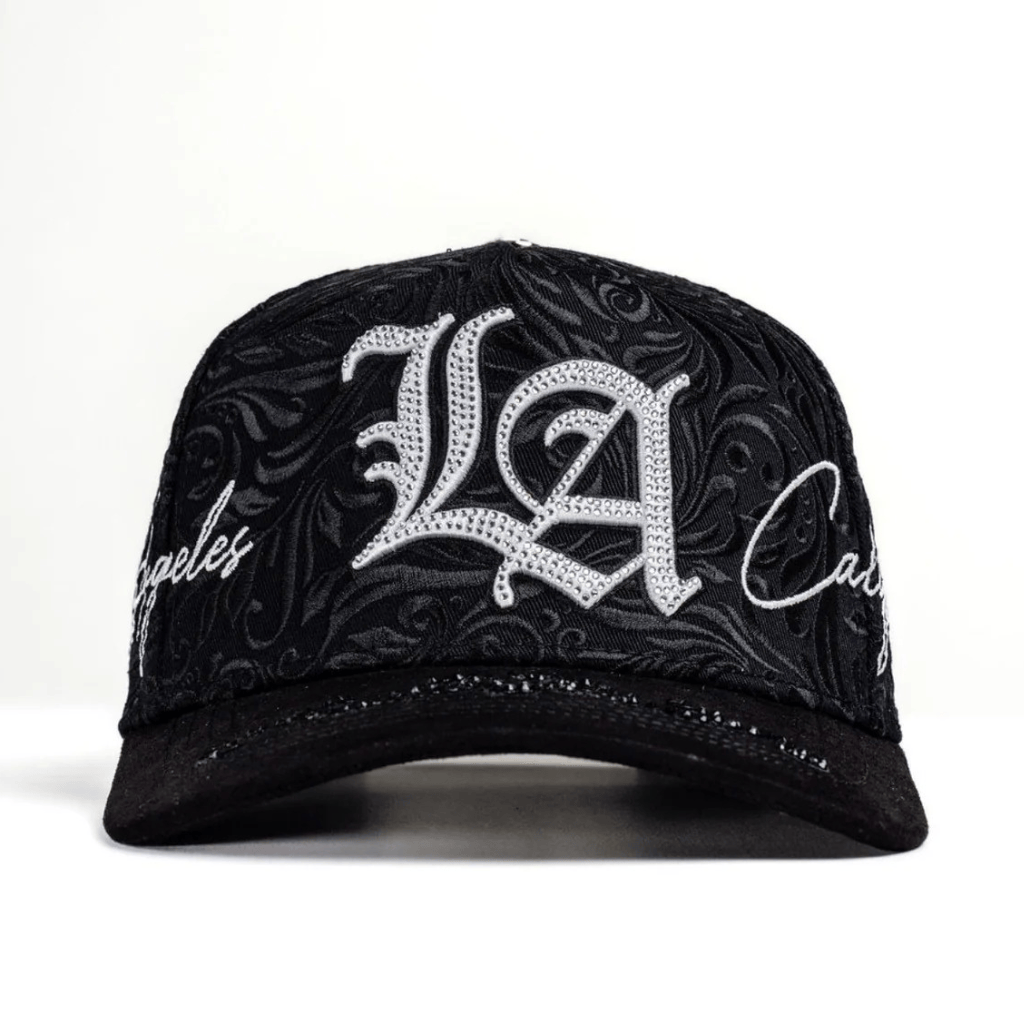 Gorra negra con bordado grande “LA” al frente.