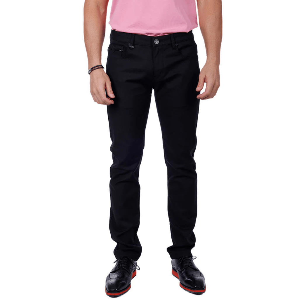 Modelo con pantalón negro corte slim.
