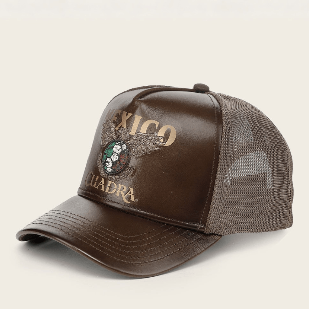 Gorra café tipo trucker con frente de piel y bordado “México Cuadra”.