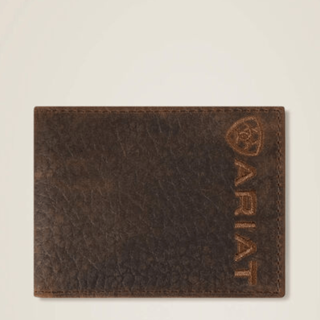Vista frontal de la cartera de piel café con el logo Ariat grabado.