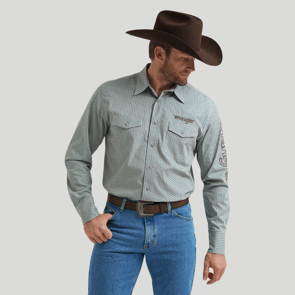 Hombre con sombrero portando camisa verde con estampado discreto.