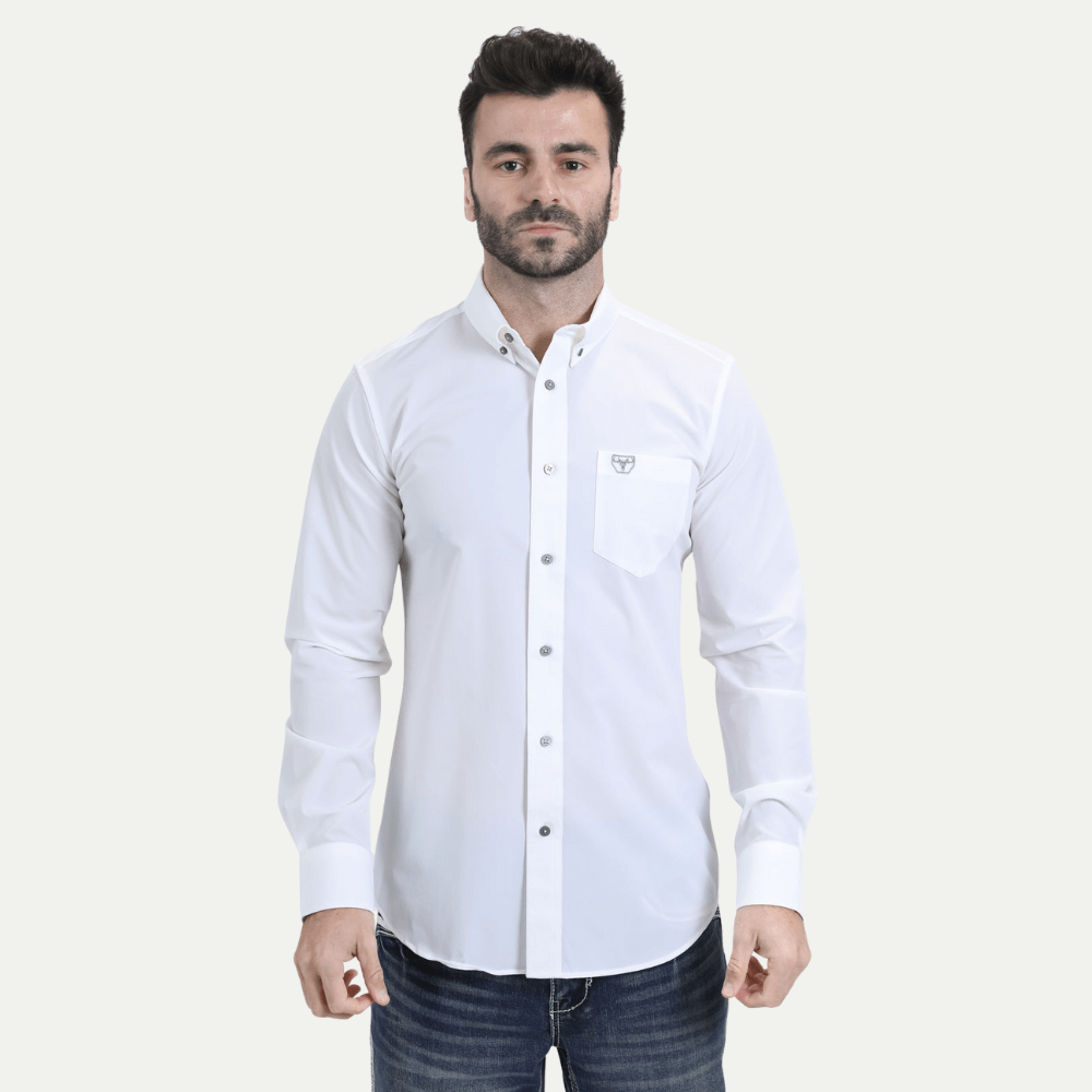 Modelo con camisa blanca de manga larga, corte recto y botones al frente.