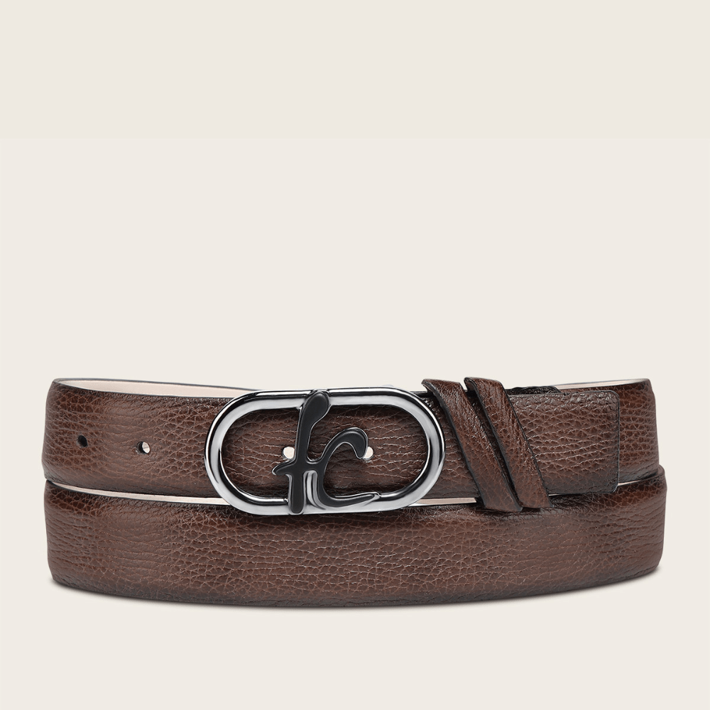 Cinto en piel de venado con hebilla metálica ovalada y logotipo Cuadra.