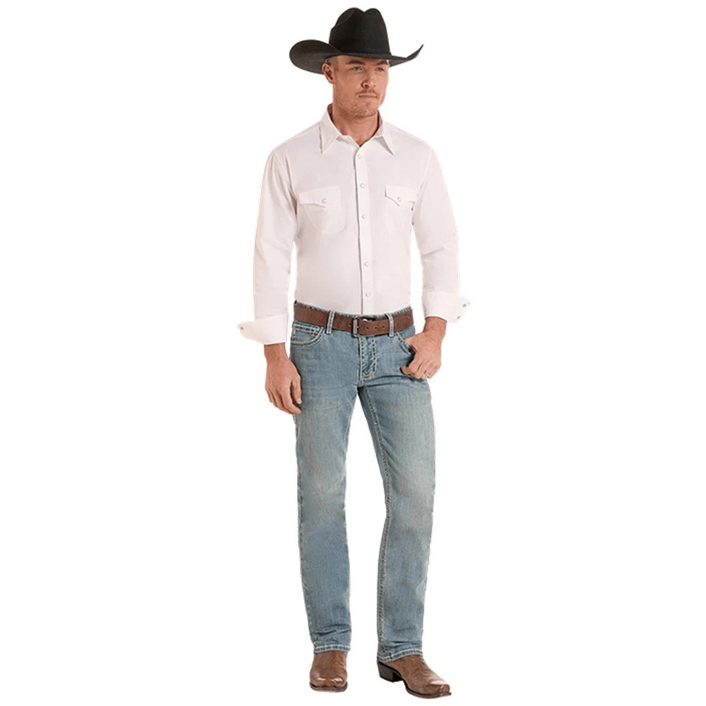 Hombre con jeans claros, camisa blanca y sombrero vaquero.