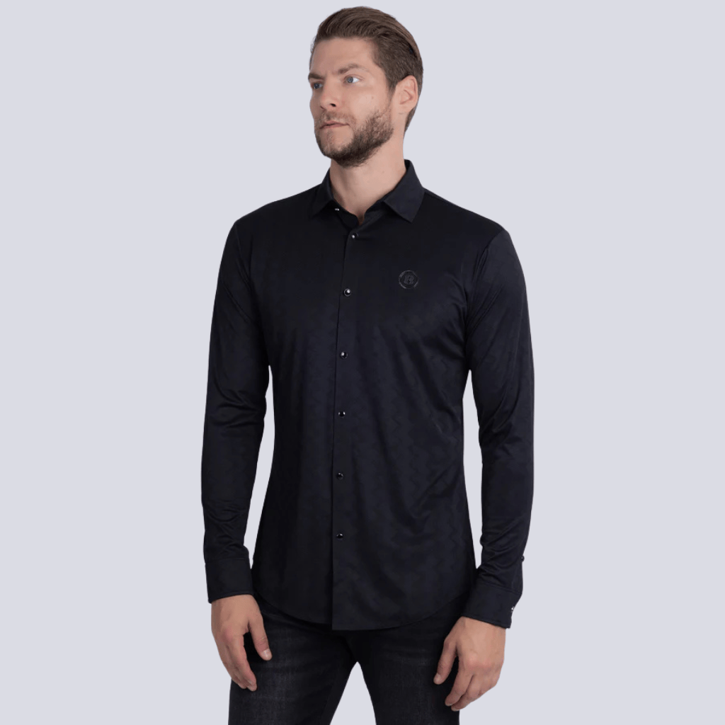 Camisa negra vista frontal con acabado elegante y brillante.