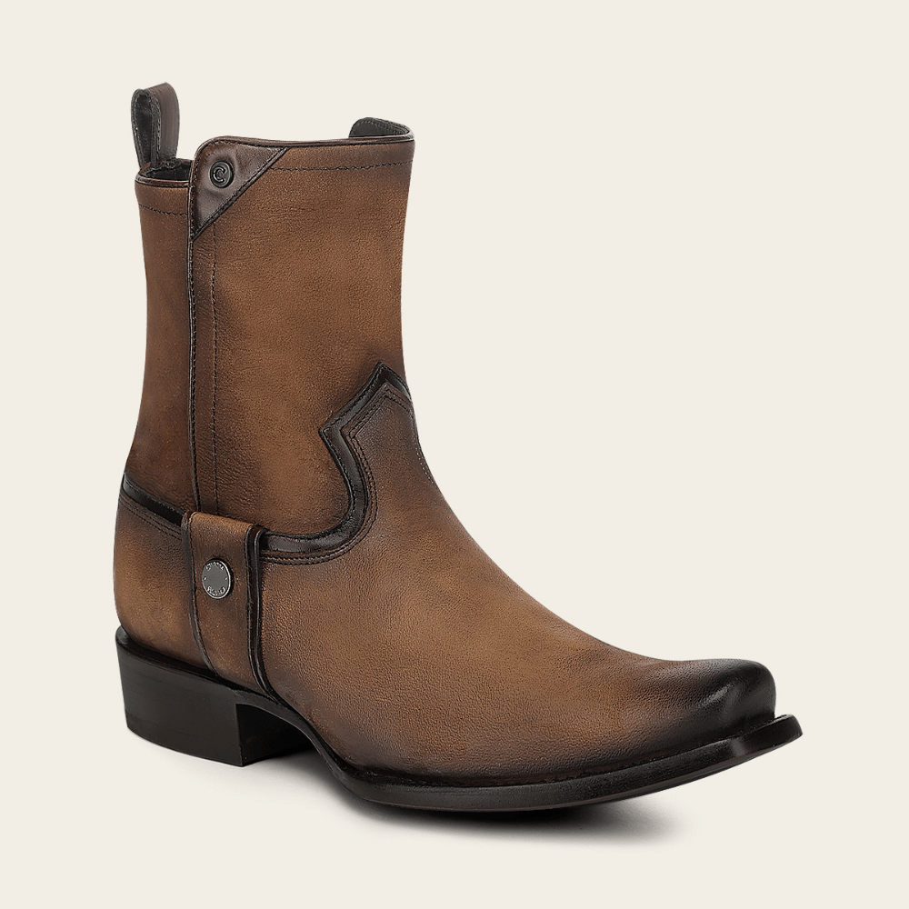 Bota corta color café con acabado envejecido y costuras decorativas.