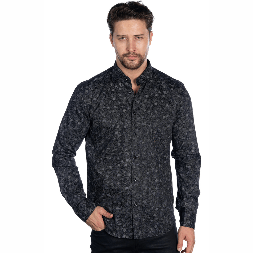 Hombre con camisa negra con patrón sutil de textura brillante moderno.