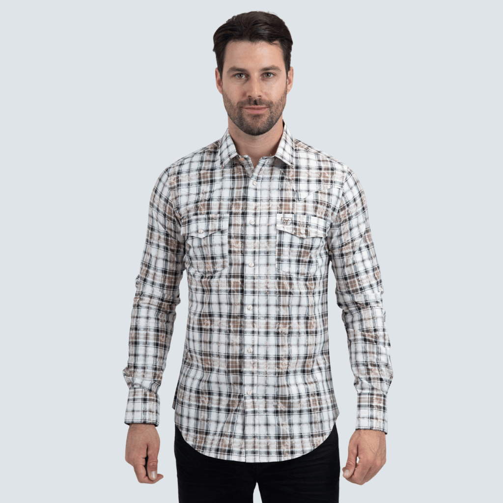 Camisa a cuadros claros vista de frente, modelo mirando al frente.