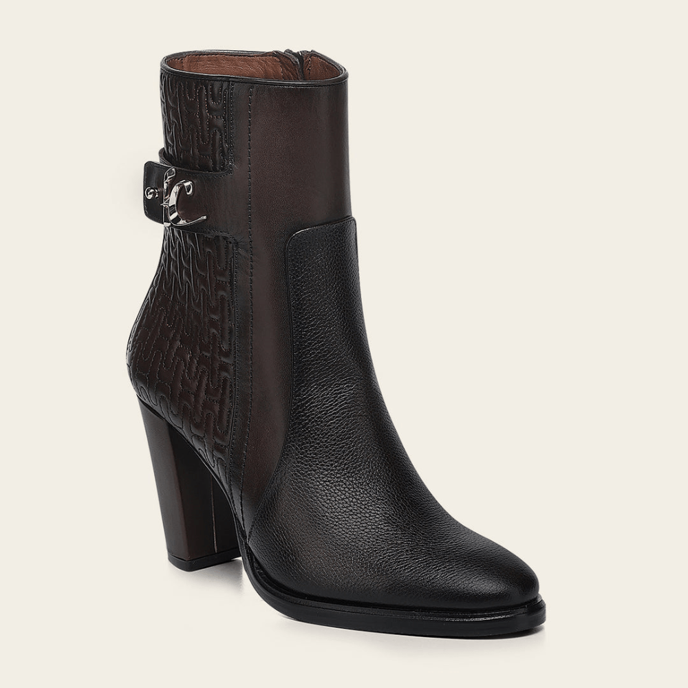 Botín de piel genuina con textura natural, herraje y acabado artesanal.