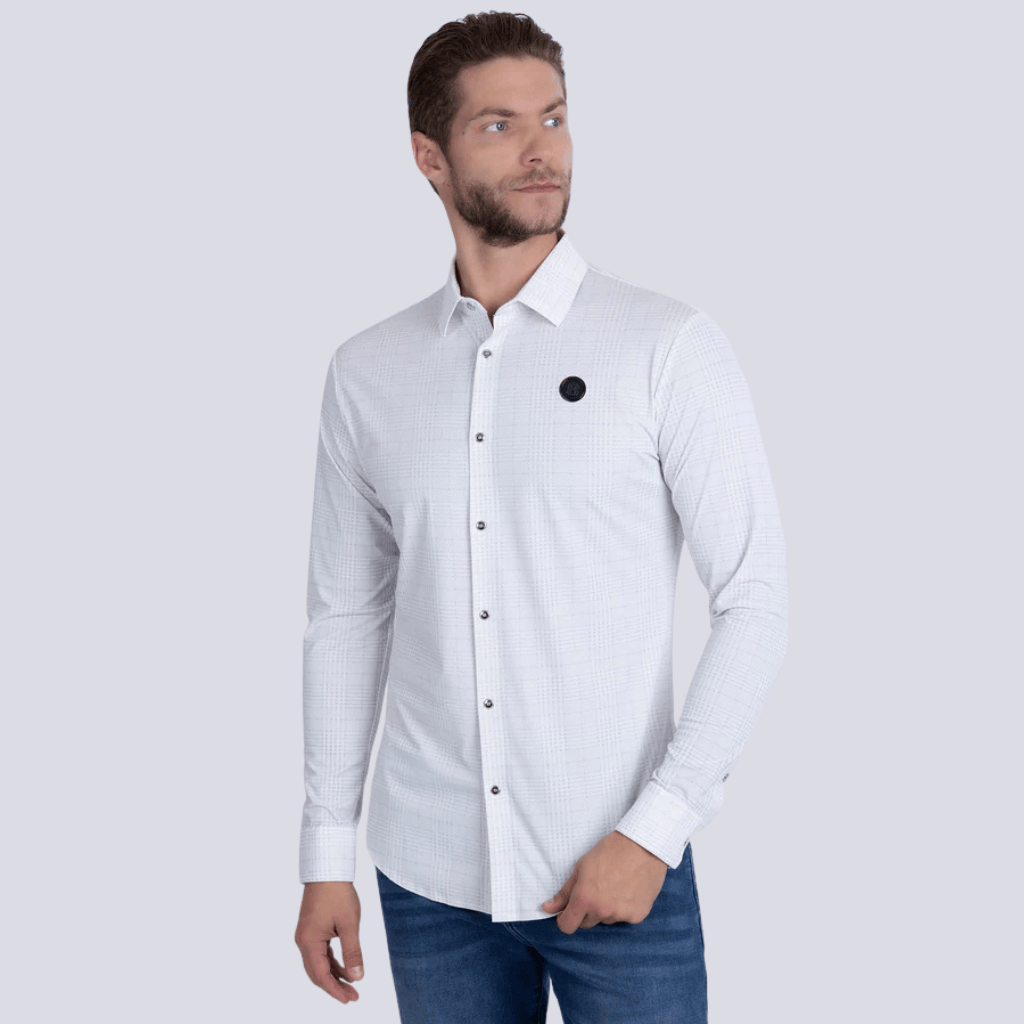 Camisa de manga larga con patrón geométrico sutil, vista frontal.