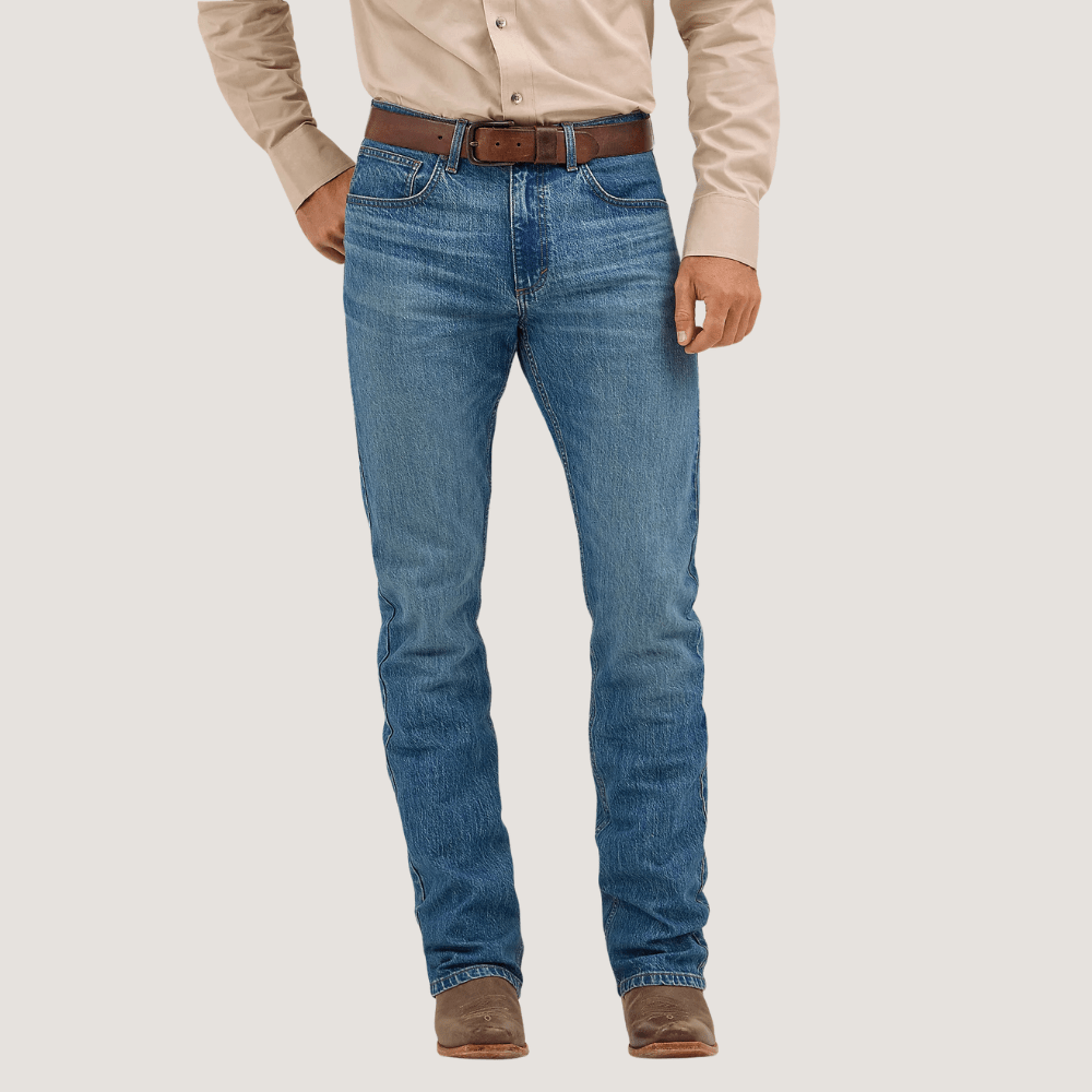 Vista frontal del pantalón mostrando su corte recto y ajuste moderno.