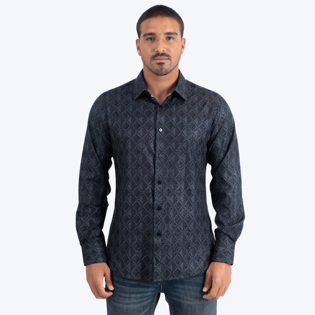 Modelo de frente mostrando la camisa negra con patrón geométrico.