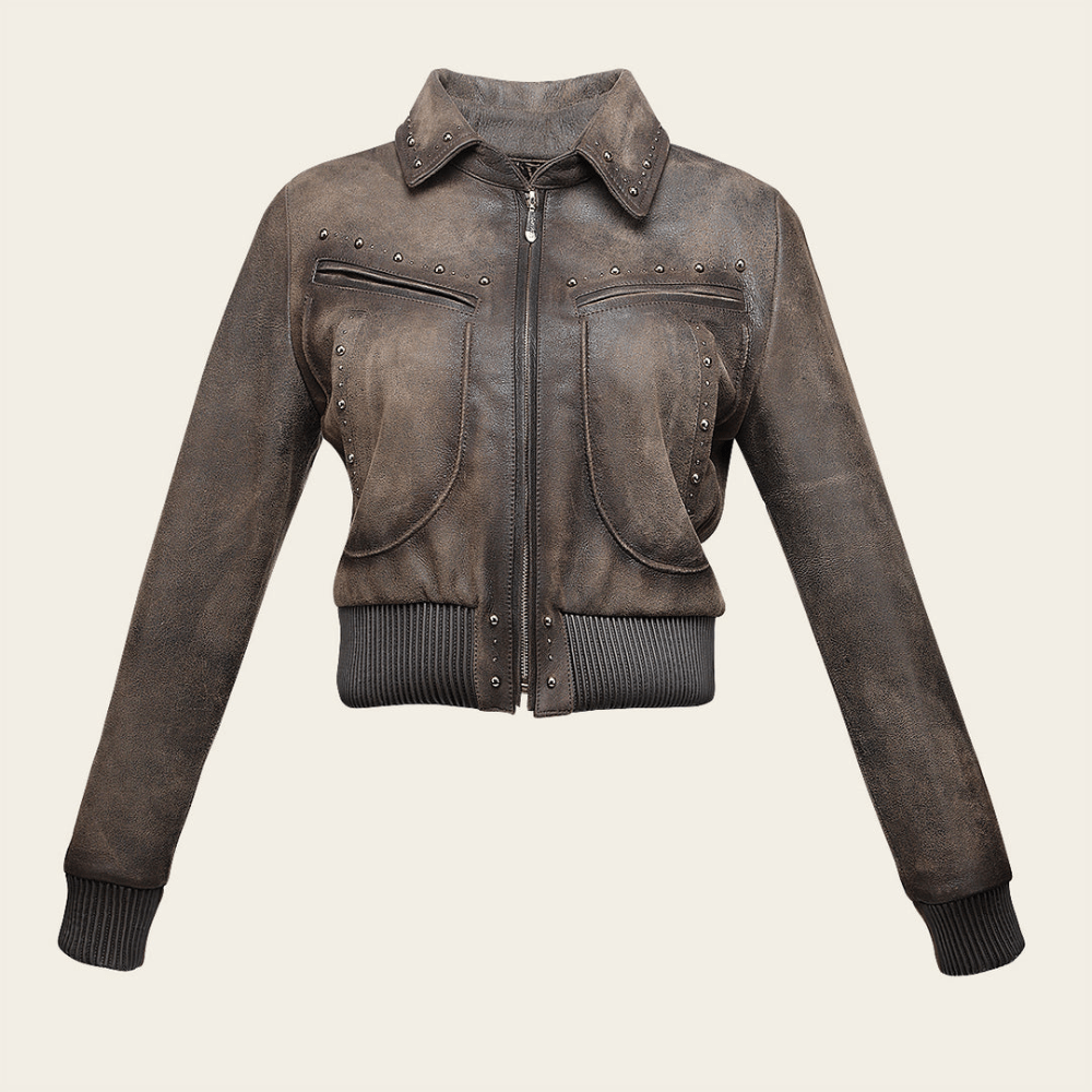 Toma del frente destacando su silueta femenina y contraste entre la piel y tejido.