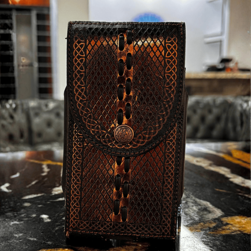 Vista frontal de la funda con grabado artesanal y concho metálico.