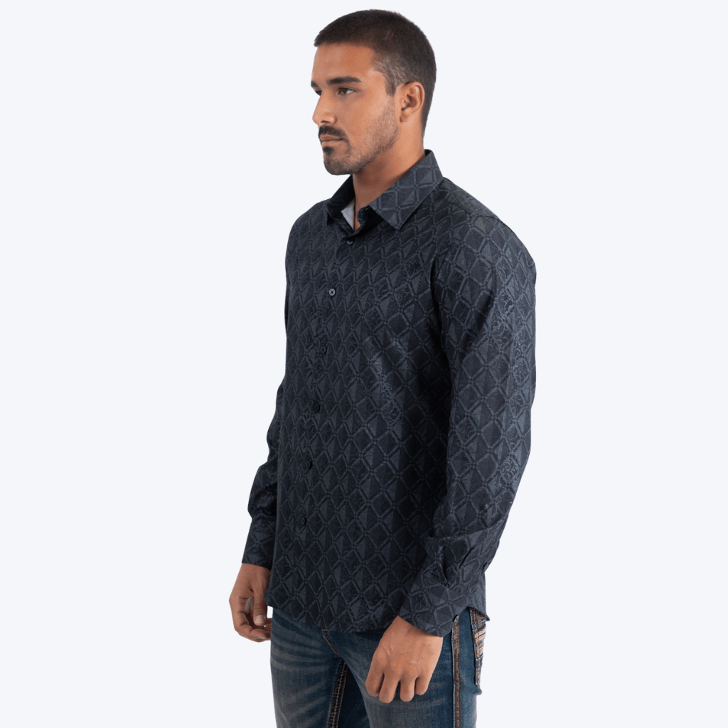 Vista lateral derecha del modelo luciendo la camisa.