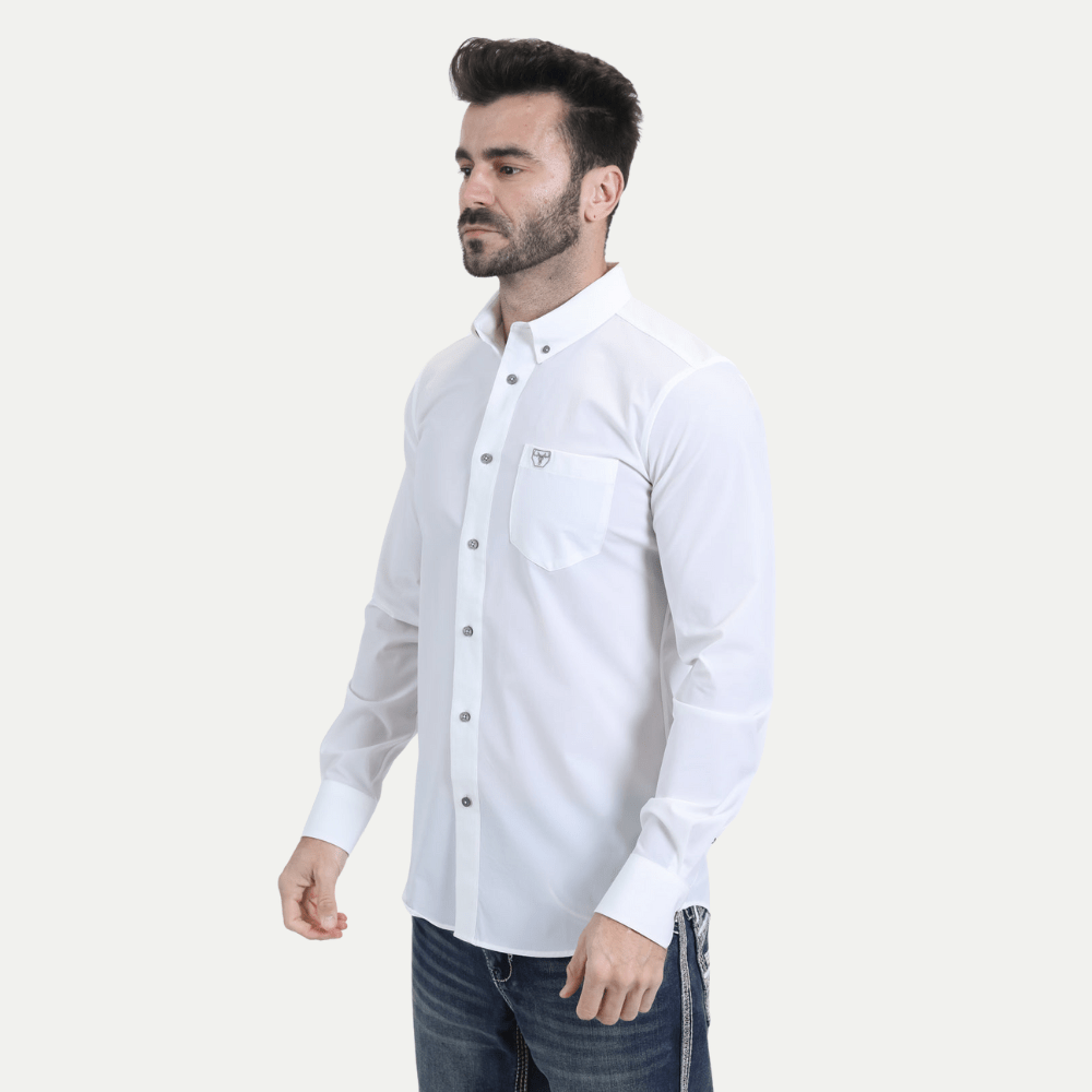 Vista en ángulo que muestra el ajuste moderno y cuello clásico.