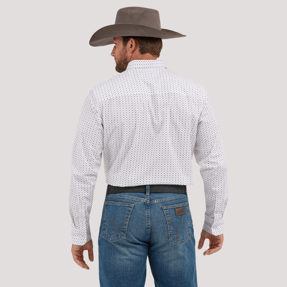 Vista trasera que destaca el corte recto y el ajuste cómodo de la camisa.