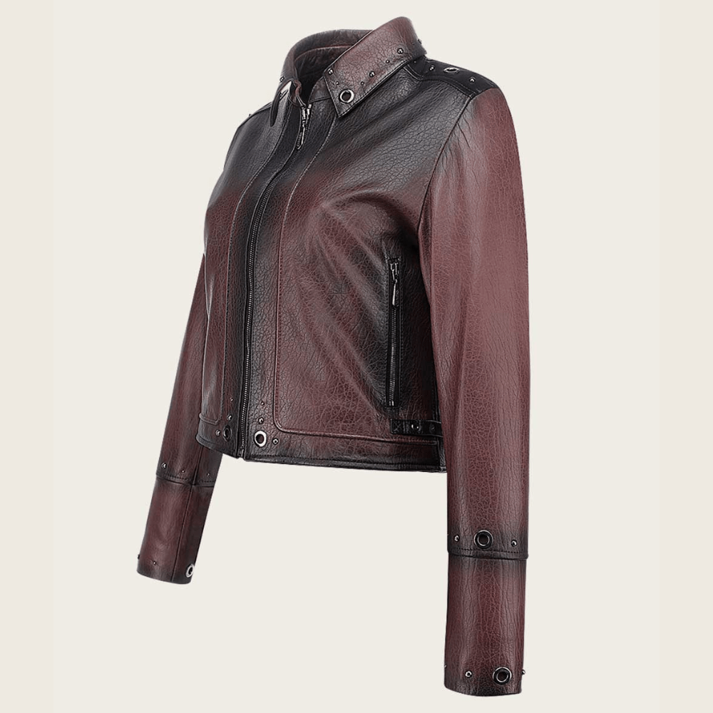 Vista lateral que resalta el corte , el brillo de la piel y los detalles metálicos.